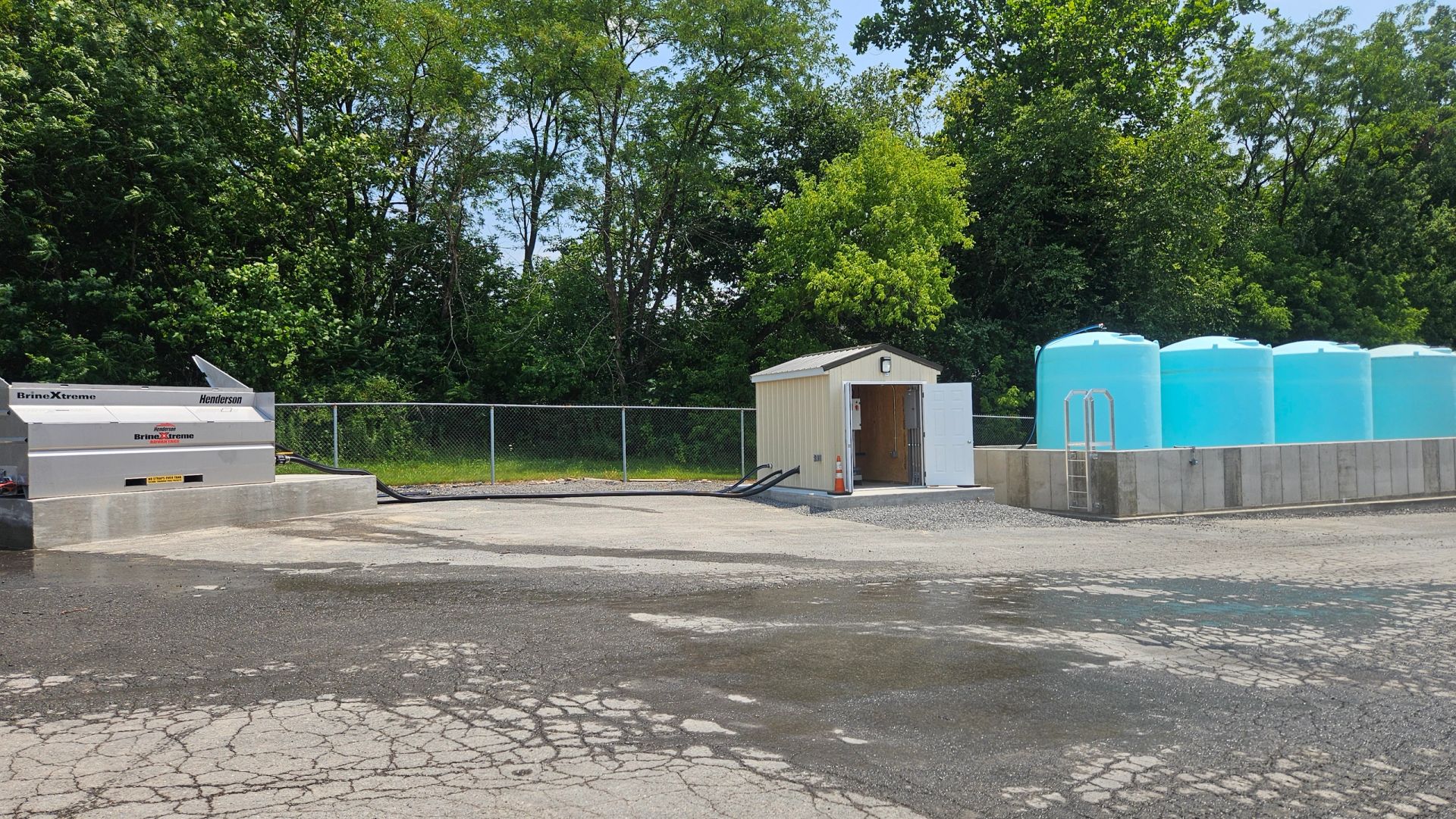 Outdoor brine storage tank battery